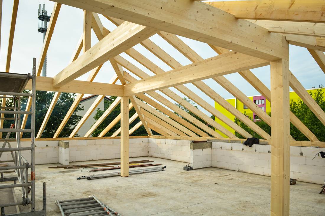 Charpente en bois d'une maison en cours de montage