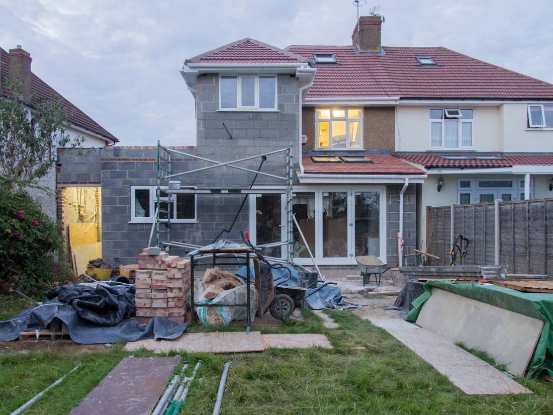 Extension en parpaings à l'arrière d'une maison