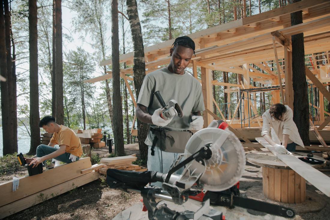 Charpentiers qui montent une structure en bois pour un abri