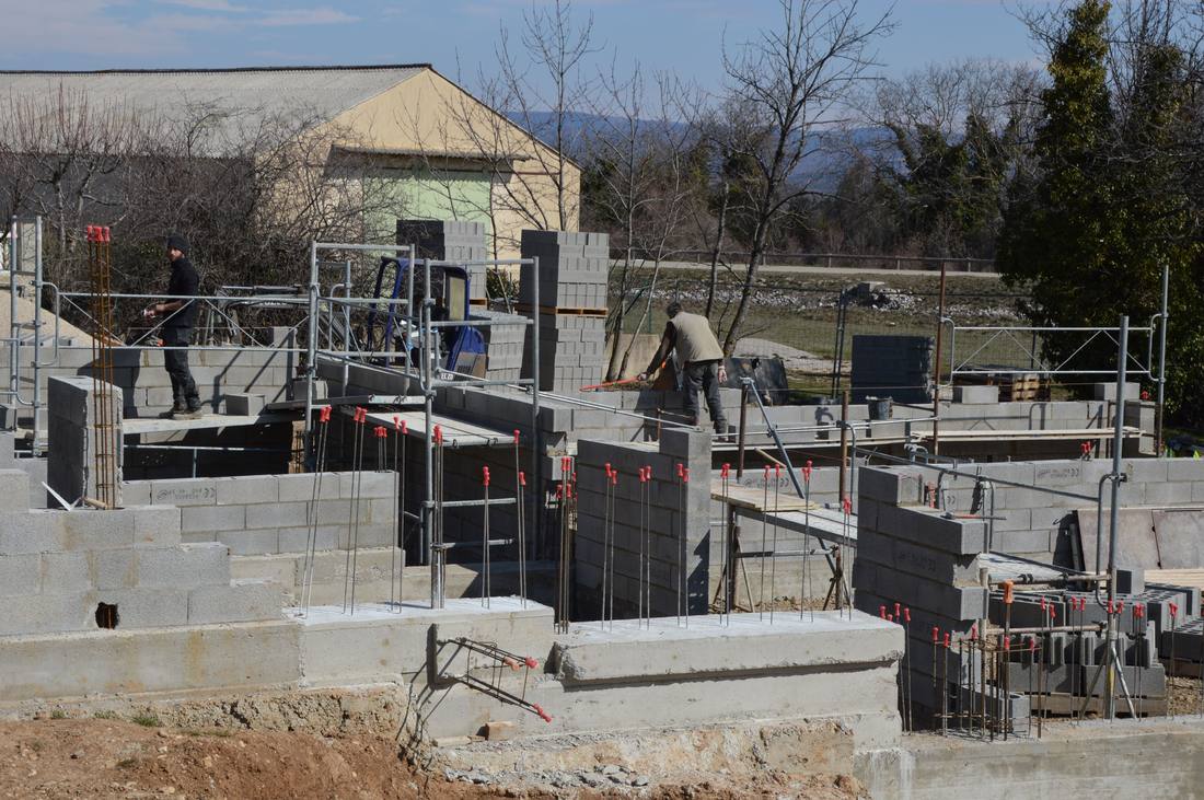 Ouvriers qui coulent une structure en béton sur un chantier