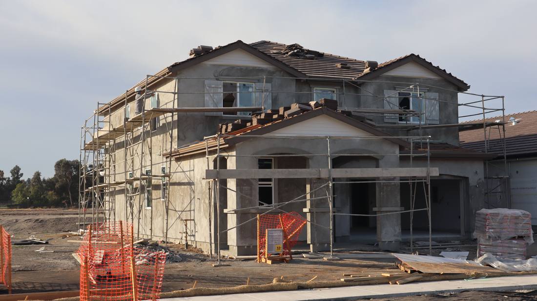 Maison individuelle en construction sous échafaudage